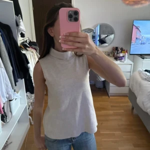 Stickad Polo tröja  - Super snygg ärmlös tröja från Zara med krage i storlek s men lite liten i storlek 