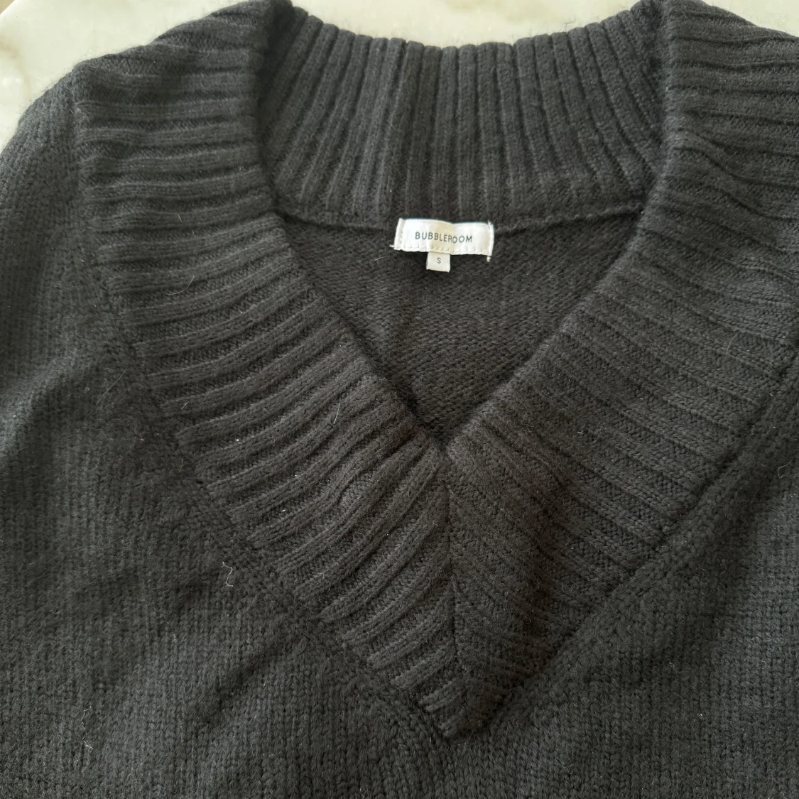 Svart kort stickad klänning från BubbleRoom - 2