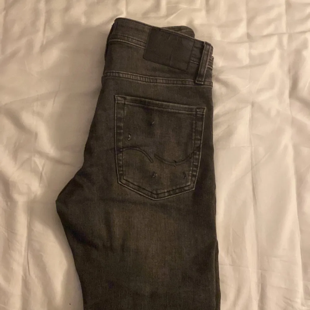 Tjena! Säljer den här fetta jeansen med slitningar från jack and Jones dem är slim fit. hör av er vid frågor!! passar inte priset kom gärna med pris förslag😁. Farkut & Housut.