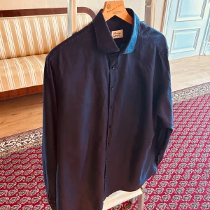 Mörkblå skjorta från Stenströms - Hej, säljer denna mörkblåa Stenströms skjortan i bra skick, bomull. Väldigt skönt material som passar bra på sommaren. Nypris ca 1700kr.  Har du några frågor får du gärna höra av dig. Mvh