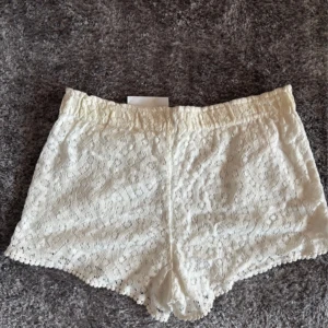 Spetsshorts - Köpt på Sellpy nya från HM men ser att tyget är lite missfärgat kan vara att den har legat ett tag och aldrig tvättats. Kan försvinna i tvätten, står 36 på lappen men skulle säga att den är  större i storleken