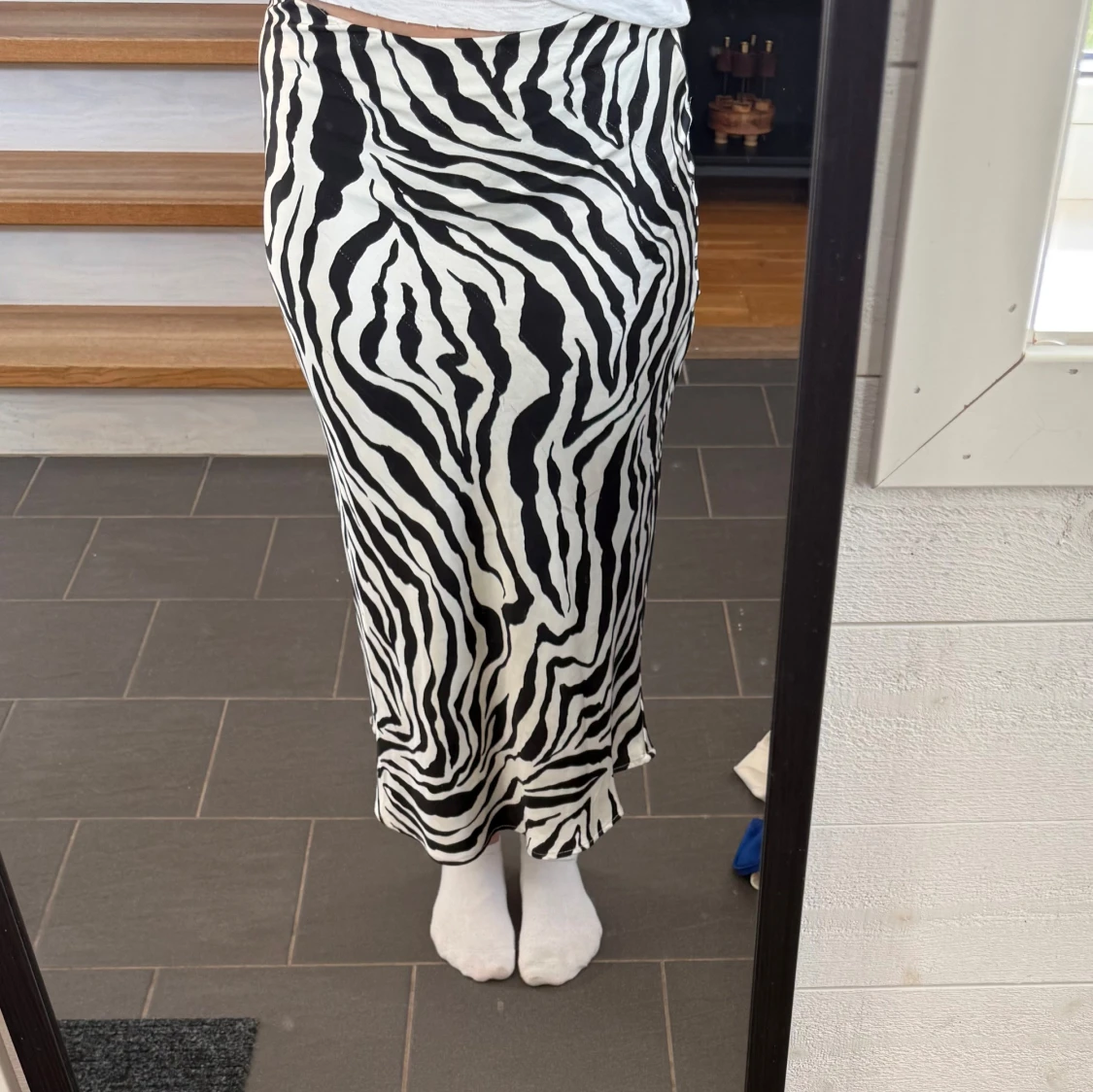 Zebramönstrad långkjol i satinlook från BikBok - 2