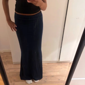 Alobha Långkjol - Enkel och stilren mörkblå långkjol från Alobha. Väldigt fin och tror att den ej går att få tag på🙌🏼Hör av dig vid eventuella frågor och priset kan alltid diskuteras.💗