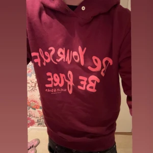 Vinröd Scotch & Soda hoodie - Tja, säljer denna riktigt snygga hoodie från Scotch & Soda, den är använd ett fåtal gånger så den är som ny! Den kostade runt 1200kr ny men jag säljer den för 679kr! Vi kan däremot diskutera priset vid en snabb affär!