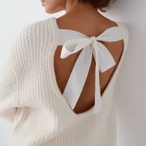Vit/beige stickad tröja med rosett Gina Tricot - Superfin vit stickad tröja från Gina Tricot med öppen rygg och rosett. Tröjan har lång ärm, ribbad struktur och en loose fit. Perfekt för dig som vill ha något extra med snygg detalj i ryggen. 🤍VAR INTE RÄDD ATT GE PRISFÖRSLAG🤍