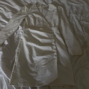 Vit klänning kostym - Vit kostym klänning, jätte snygg men tyvärr förliten för mig. Aldrig använd o lappen kvar.  