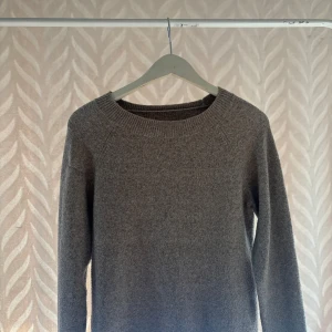 Beige stickad tröja från Vero Moda - Mysig beige stickad tröja från Vero Moda i storlek XS. Tröjan har rund halsringning, långa ärmar och ribbade muddar. Perfekt för lager-på-lager och chill höst- eller vinterstil. På baksidan har jag sytt ett stygn för den gick sönder men den är som sagt lagad.