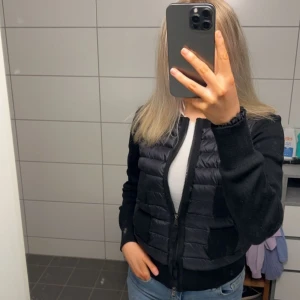 Moncler cardigan - Säljer min moncler cardigan som är något år gammal men den har behållt sitt ursprung storlek xs kvittot är borta 