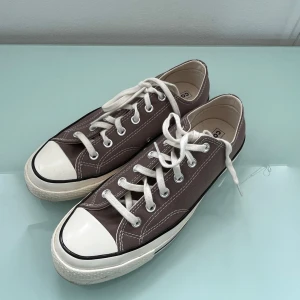 Låga  converse i färg charcoal.  - Snygga låga Converse sneakers i klassisk modell med vita gummitår, vita snören endast provade hemma så i ny skick. 