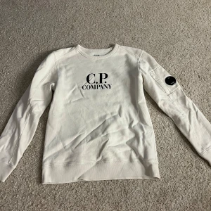 Cp company tröja  - Super bra skick, storlek står tyvärr inte men skulle tro att det är XS/S. Tveka inte över att kontakta mig vid frågor!