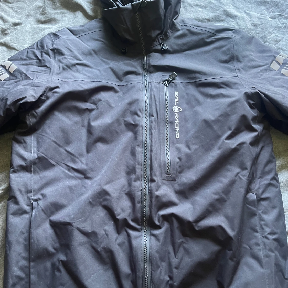 Svart Sail Racing vinterjacka med huva