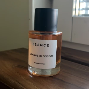 ESSNCE Orange Blossom parfym - Säljer denna Essnce doften som är perfekt att antingen ge bort till en tjej, men passar lika bra att ha på sig om man är tjej. Den är helt oanvänd, inte ens testad innan. Skickas i orginalboxen. Hör av dig vid frågor och funderingar! (Lägger ej undan den åt nån, först till kvarn)