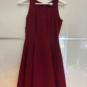 Röd söt klänning - Mycket fin och med smickrande midja, inte stretchigt tyg.