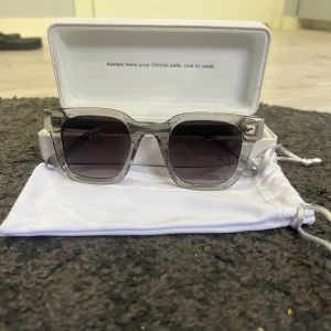 CHIMI solglasögon 04 grey - Snygga solglasögon från CHIMI i modell 04 Grey. Kommer med originalpåse och fodral. Använd ett fåtal gånger. Kontakta vid frågor!