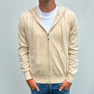 Kashmir/Merino hoodie - Beige zip hoodie i Kashmir/Merino blandning | Storlek M | Modellen är 177cm lång, passar lite längre | Grymt skick, inga defekter alls | Hör av dig vid frågor🌟