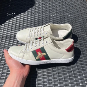 Gucci ace  - Säljer nu dessa snygga Gucci ace skor i storlek 41, skriv för fler bilder/frågor🙌🏼