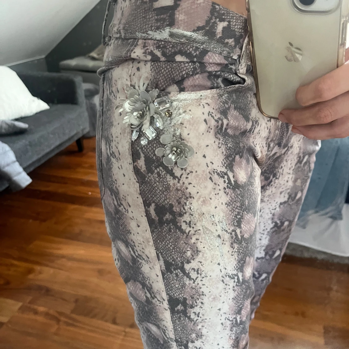 Ormmönstrade bootcut byxor med blommor - 2