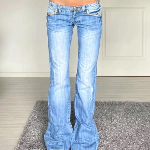 Lådmidjade bootcut jeans - Fri frakt! Lågmidjade bootcut jeans med snygg wash💞