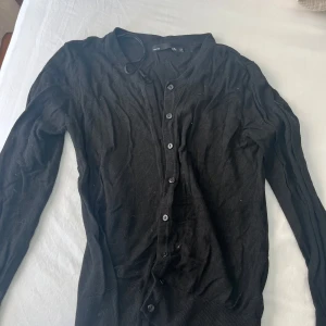 Svart fin kofta - Köpte för något år sen på lager 157, inte använts så mycket och i väldigt bra skick utan defekter🩷storlek M men skulle säga den är mer S