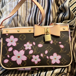  Cherry Blossom handväska - Superfin handväska med lite y2k stilen! Super bra storlek för alla tillställningar! Super söt! Pris kan diskuteras ☺️