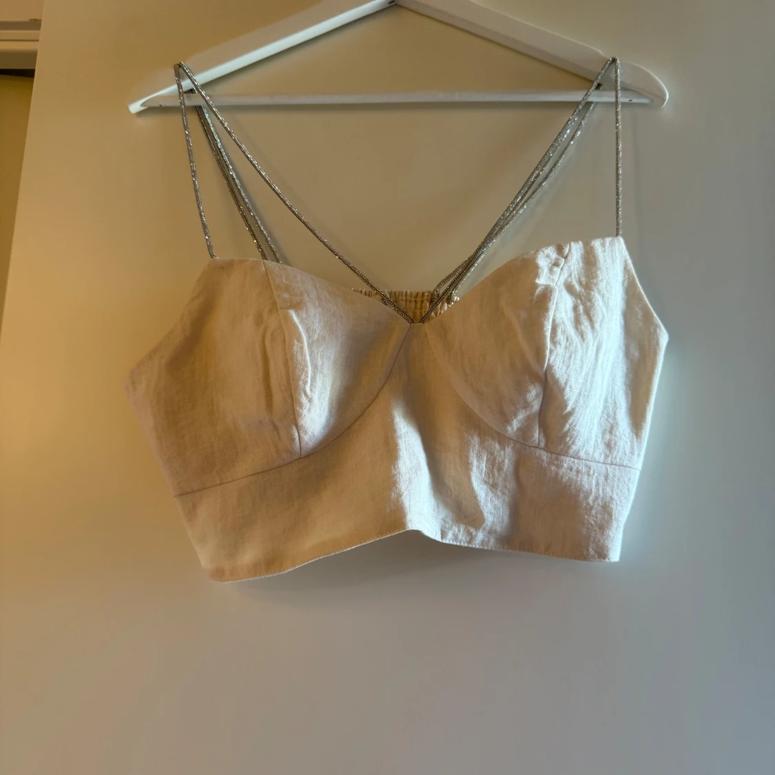 Beige linnetopp med glittriga axelband