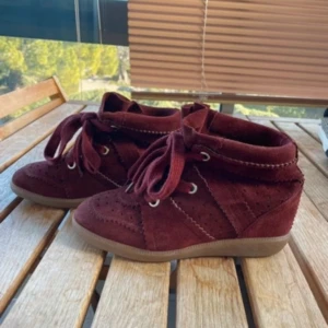 Vinröda Isabel Marant skor - Skit snygga isabel marant skor i modellen Bobby. Dem är mycket använda men fortfarande väldigt fina, därav priset! Har ingen låda kvar tyvärr.  Kom privat för fler bilder❤️