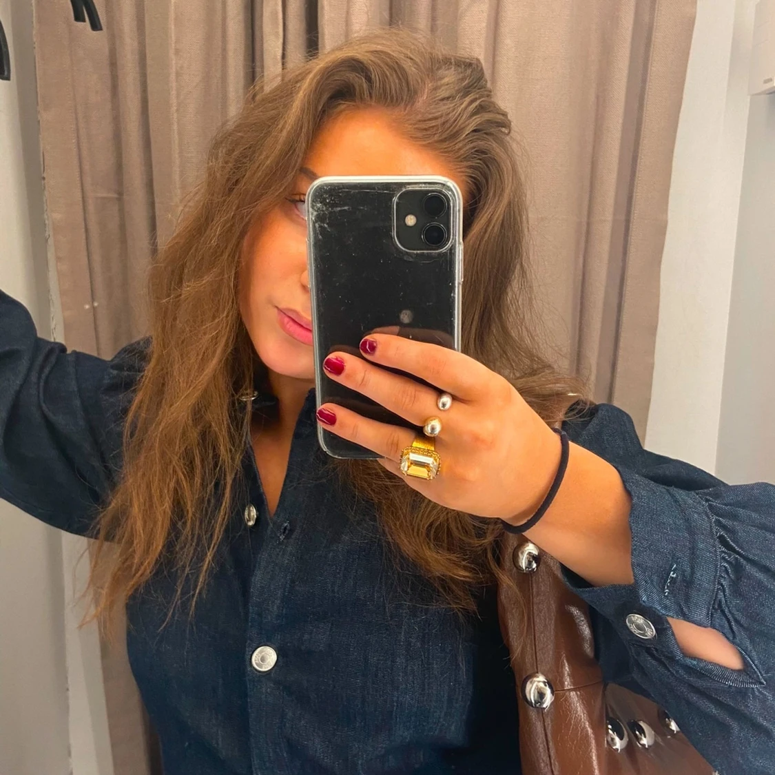 Brun axelväska med silvriga nitar - 1