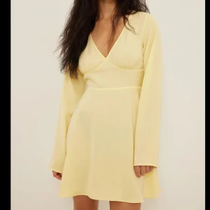 Ljusgul klänning med v-ringning från NA-KD - Supersöt gul klänning från NAKD som är köpt här på Plick och som tyvärr var för liten😫klänningen är i nyskick, storlek S💕