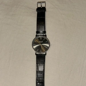 Svart klocka från Regal - Svart klocka från Regal. Batterier behövs bytas.