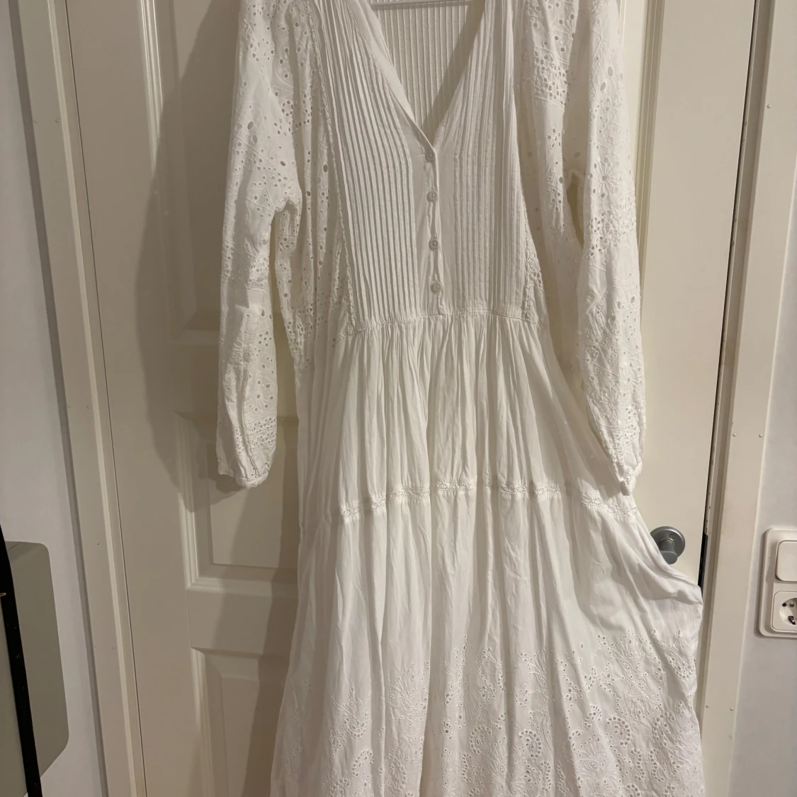 Vit långklänning med broderi från Zara - 3