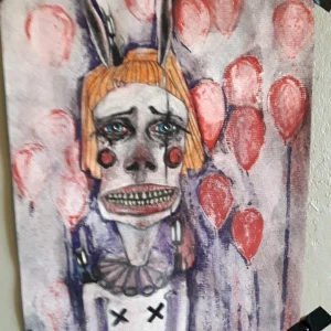 Annorlunda orginal tavla  - Boken har ett omslag med en handmålad, skrämmande clown med orange hår, stora tänder och markerade ögon. Bakgrunden är fylld av röda ballonger, vilket ger en mystisk och lite kuslig känsla. Perfekt för dig som gillar unika och konstnärliga omslag!