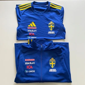 Sverige fotbollsset - Säljer ett komplett Sverige fotbollsträningsset 2025 från Adidas med tröja, jacka och shorts. Setet är blått med gula detaljer. Helt nya. Kontakta för mer info o bilder 