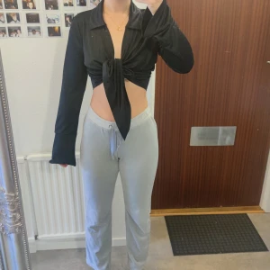 Svart gina topp med knytning  - Str M, använd 2 ggr. Hel och ren, superskönt luftigt material! 