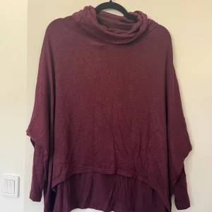 Vinröd loose långärmad tröja - Oversized vinröd tröja med lös passform och lång ärm.