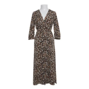 Leopardmönstrad omlottklänning InWear - Snygg omlottklänning från InWear med leopardmönster i svart, beige och bruna toner. Klänningen har omlott-skärning, v-ringning och trekvartsärmar. Perfekt för dig som vill sticka ut med en trendig look. Knytband i midjan för extra passform.