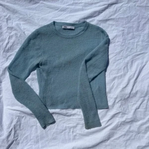 Stickad Zara tröja  - Perfekt stickad tröja till sommaren!! Superhäftigt material och går att styla till allt🙌🙌