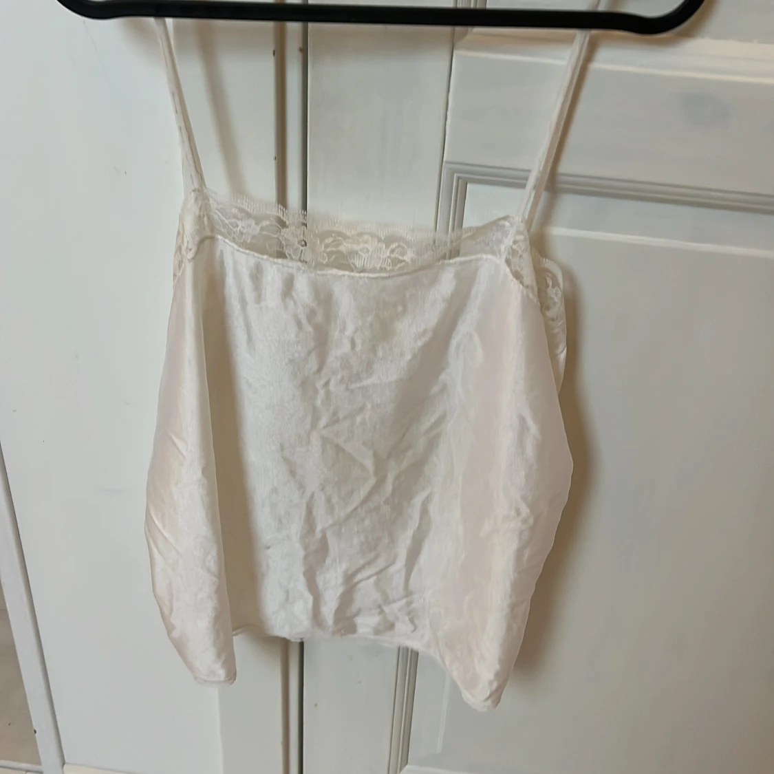 Vit spetsdetaljerad linnetopp 