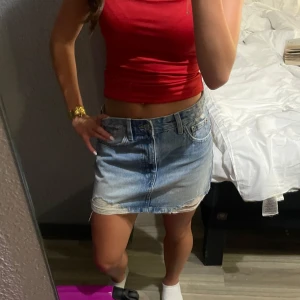 Blå jeanskjol från Pull&Bear - Snygg ljusblå jeanskjol från Pull&Bear, använd 2 ggr