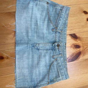 Wrangler ljusblå jeanskjol kort - Ljusblå jeanskjol från Wrangler med klassiska fickor fram och bak. Köpte vintage och står storlek 30. Skulle säga dom är i S/M men passar mig som ofta bär XS💕