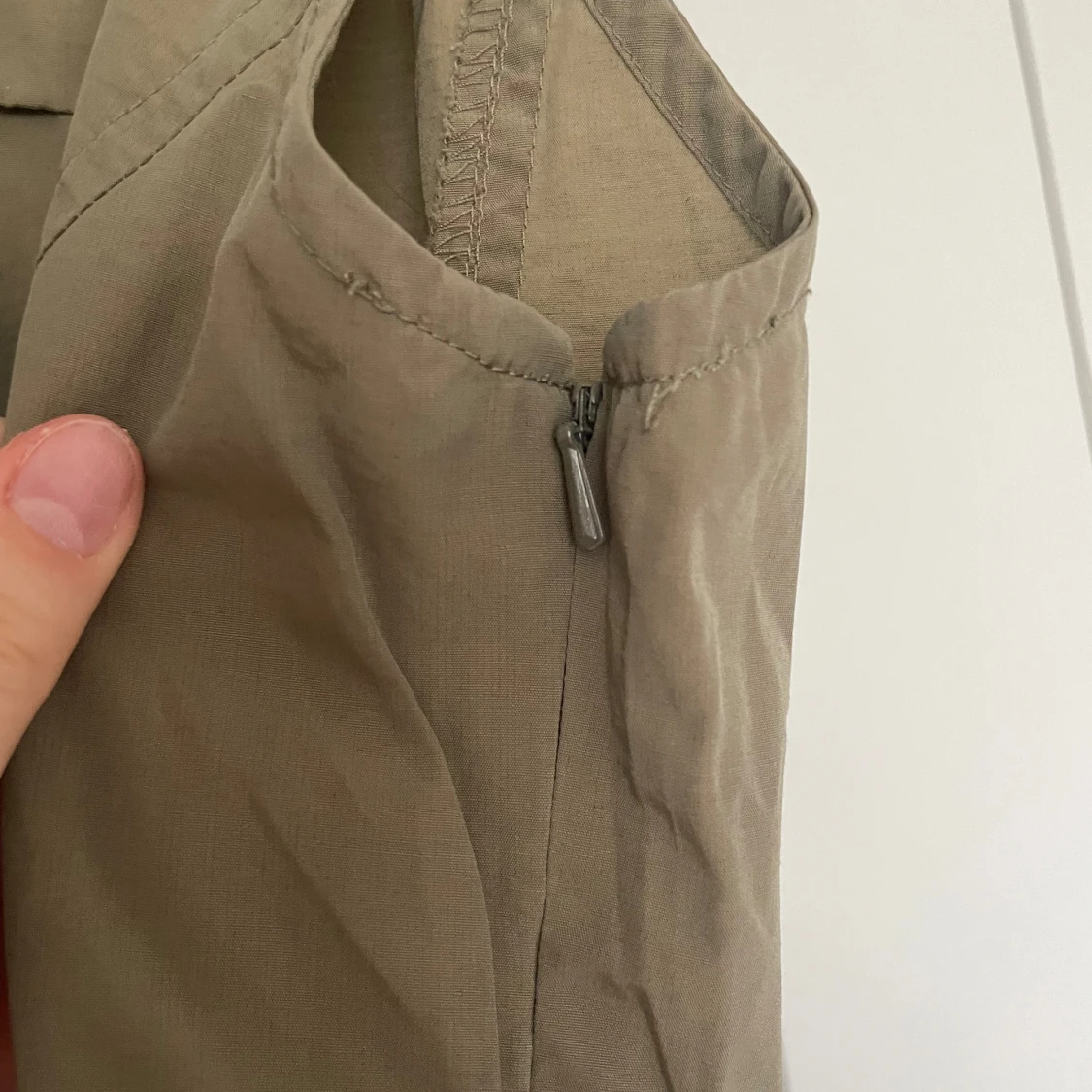 Smutsgrön långklänning  - 3