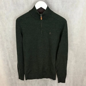 Morris halfzip  - Fint skick utöver liten defekt, bild 4. Modellen är 185 och bär S