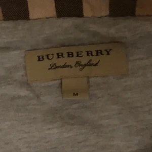 Grå hoodiejacka från Burberry M - Snygg grå hoodiejacka från Burberry.