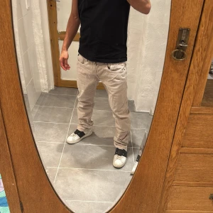 Replay jeans  - Ett par snygga jeans från Replay i storlek W33 L32 i modellen Anbbas 