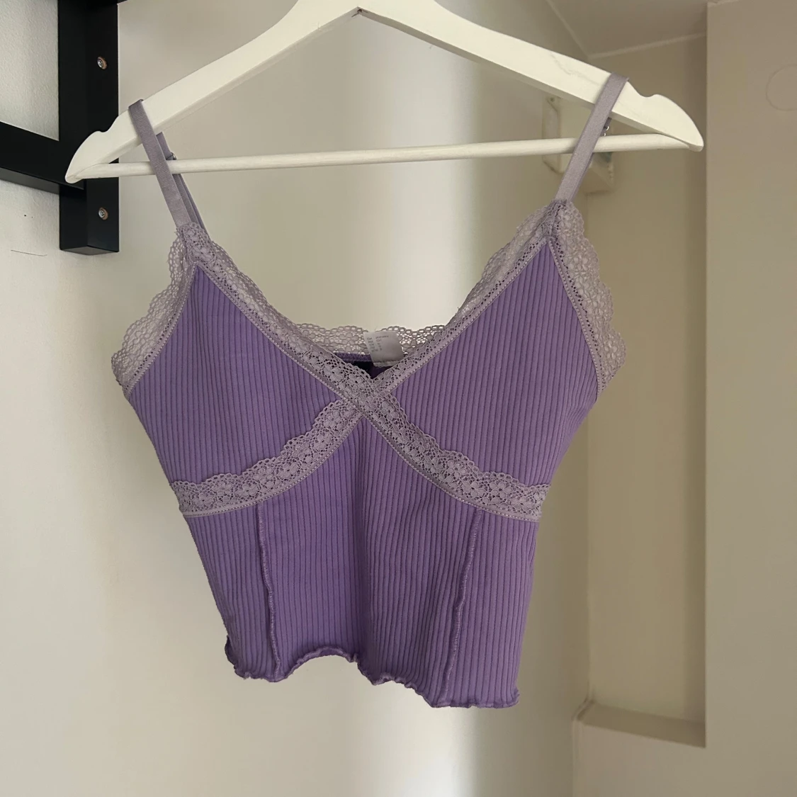 Lila ribbad linnetopp med spets