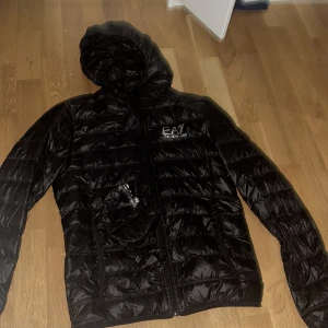 Svart dunjacka från EA7 Emporio Armani ny - Helt ny Armani jacka inte använd en enda gång!