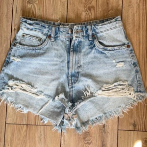 Jeans shorts - Fina jeansshorts från Zara. De är knappt använda. Lappen är bortklippt. Storlek 36