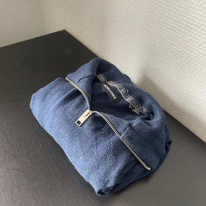 Mörkblå half zip tröja Jack & Jones - Mörkblå tröja från Jack & Jones med snygg half zip-dragkedja vid halsen. Klassisk modell i mjukt material, perfekt för lager-på-lager. Enkel och stilren design som funkar till det mesta. Storlek s