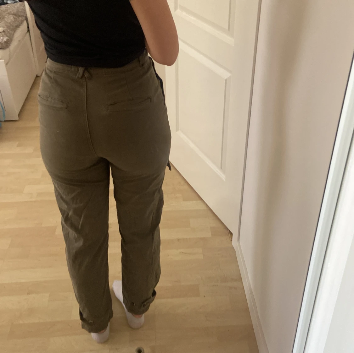 Olivgröna cargopants från H&M, strl 34 - 1