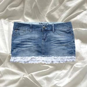 Lågmidjad coquette jeanskjol med volang  - så fin lågmidjad jeanskjol med vit spetsvolang 🌻