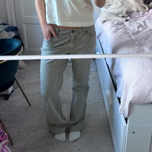 Gråa lågmidjade jeans - Säljer dessa ljusblå lågmidjade jeans som jag köpt här på Plick. De sitter jättesnyggt baggy på mig som brukar ha M i jeans. De har en fläck men annars så är de i väldigt bra skick. Bilderna är från tidigare säljare 💗
